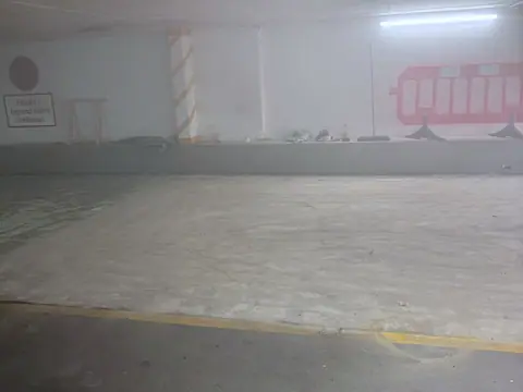 Stellplatzbucht einer Tiefgarage nach dem Abfräsen des alten Belags, Staub in der Luft.